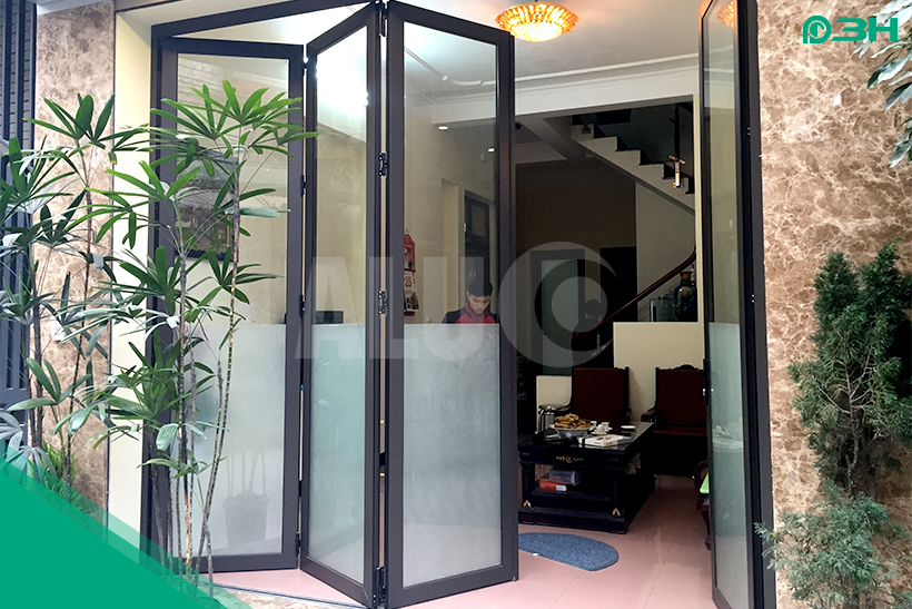 Cửa đi xếp trượt nhôm 4 cánh (3 cánh xếp trượt, 1 cánh mở quay)